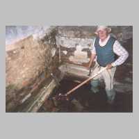 089-1024 Schaberau 2003. Wasser im Keller des Wohn-hauses Schulz. Gerhard Schulz versucht den Was-serspiegel  zu senken.JPG